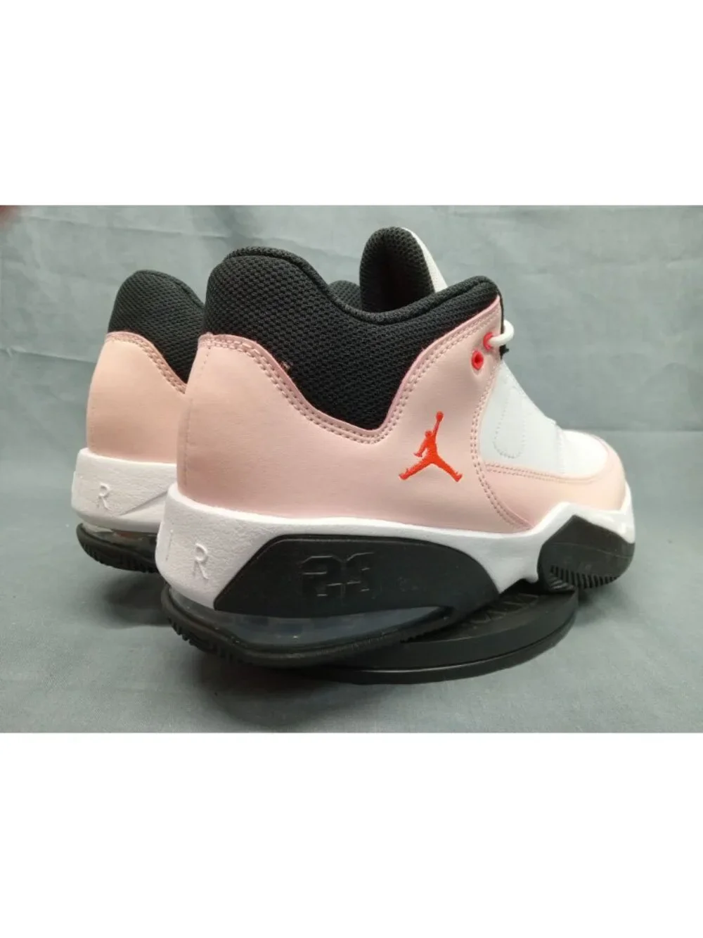 Nike Jordan Max Aura 3 (GS) White Atmosphere Infared 23 Boys Size 6 FLOOR MODEL!